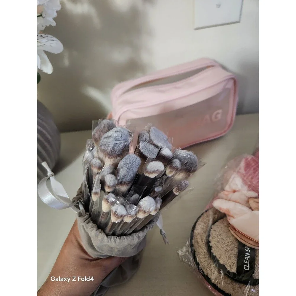 Complete Makeup Set – Brushes, Sponges & Storage Bags (New)